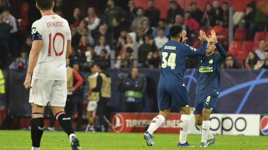 Resumen, goles y highlights del Sevilla 2 - 3 PSV de la Jornada 5 de la Fase de Grupos de la Champions League