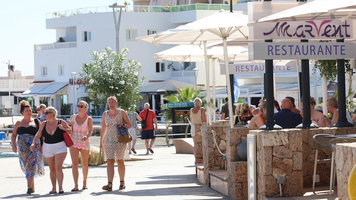 Un grupo de turistas pasea por es Canar.
