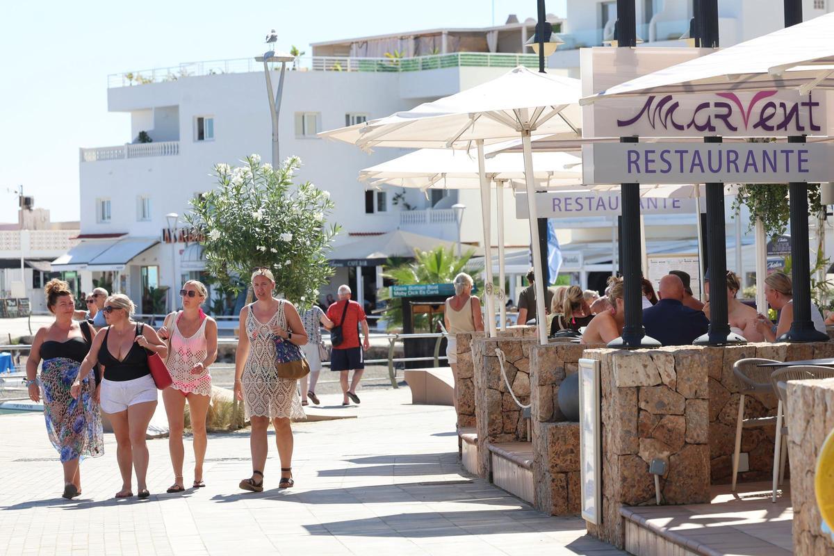 Un grupo de turistas pasea por es Canar.