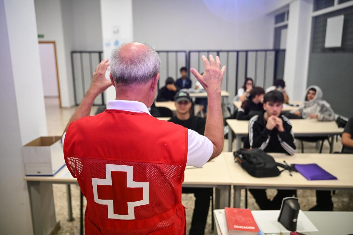 El director de Cruz Roja, dirgiéndose a los jóvenes