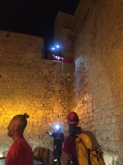Rescate de un joven que se cayó desde las murallas de Ibiza
