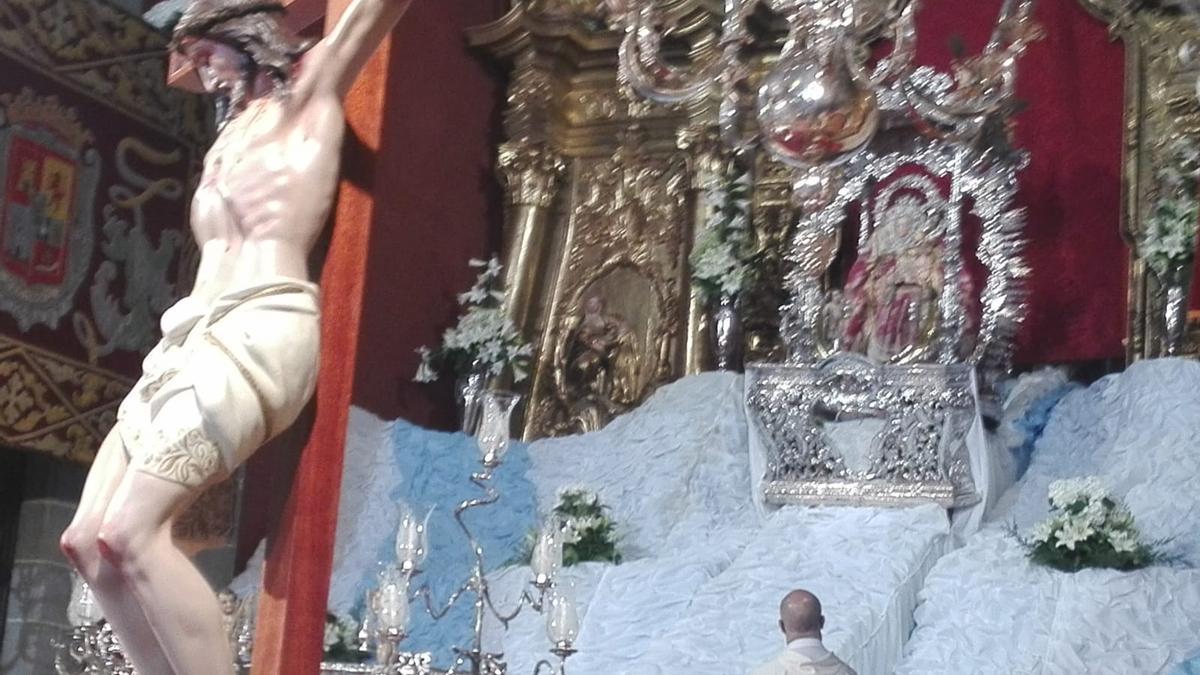 La virgen del Pino baja al altar y abandona su camarín