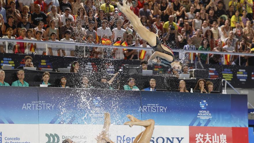 Txell Ferré fent una de les acrobàcies de la nova rutina de la selecció estatal