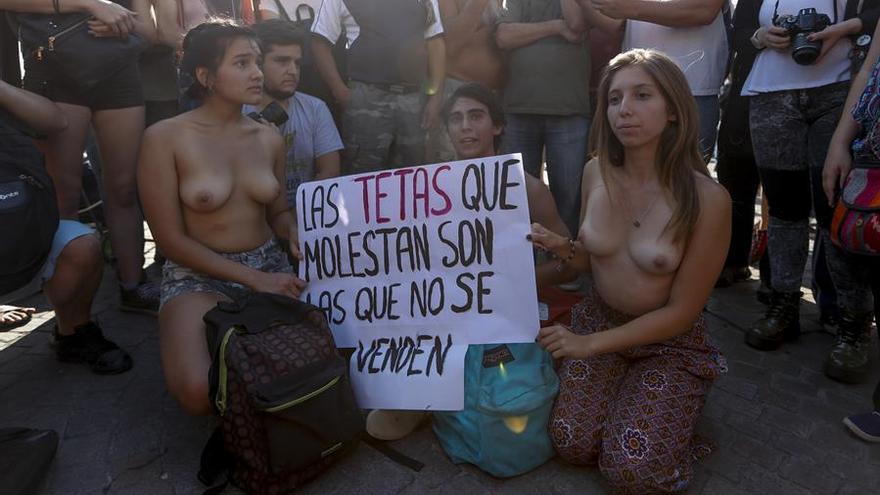 Manifestación dentro del &#039;tetazo&#039; argentino de 2017