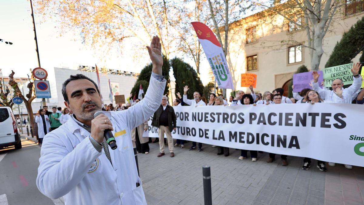 Protesta de médicos frente al Palacio de San Esteban en Murcia