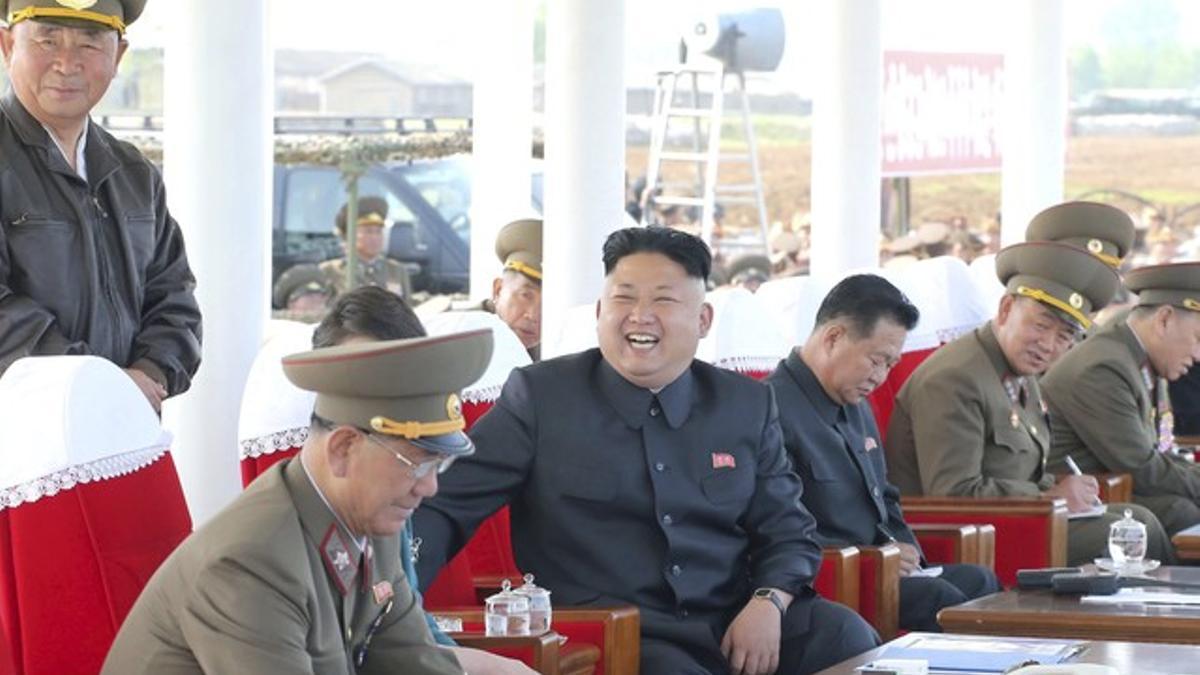 Kim Jong-un, rodeado de oficiales del Ejército, durante una demostración militar, en una imagen de archivo.