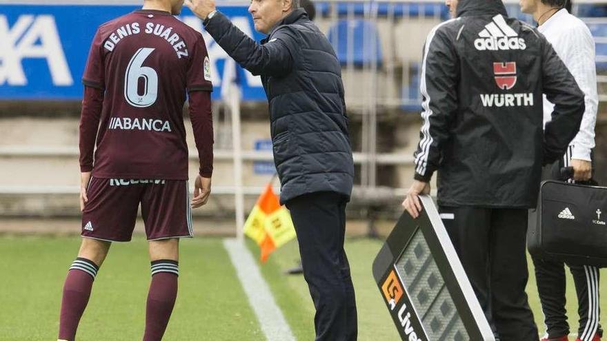 Fran Escribá da indicaciones a Denis Suárez desde la banda. // LOF