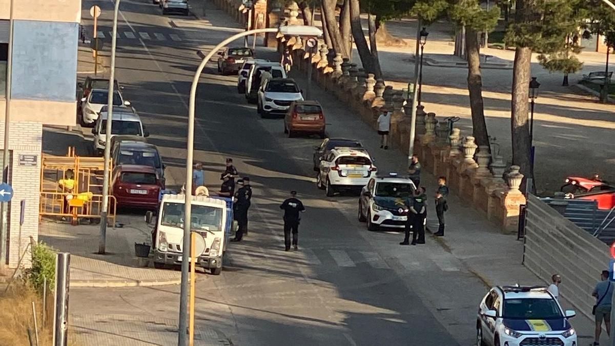 La brigada de obras, protegida por la Guardia Civil y la Policía Local, corta el agua en la finca okupada.
