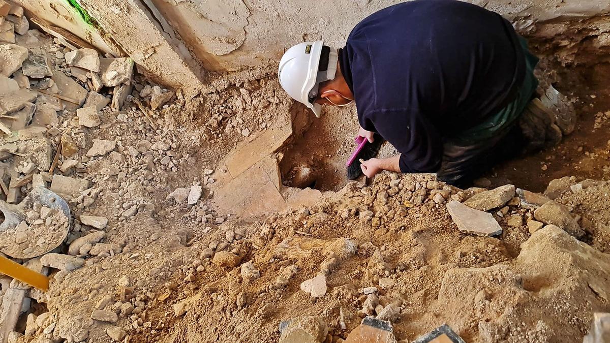 Hallan una olla del siglo XVIII con los restos de un bebé enterrada en una cocina en Sant Joan |