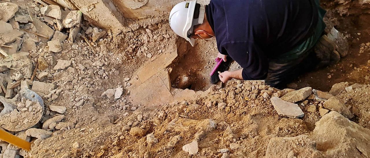 Hallan en Sant Joan una olla del siglo XVIII con los restos de un bebé