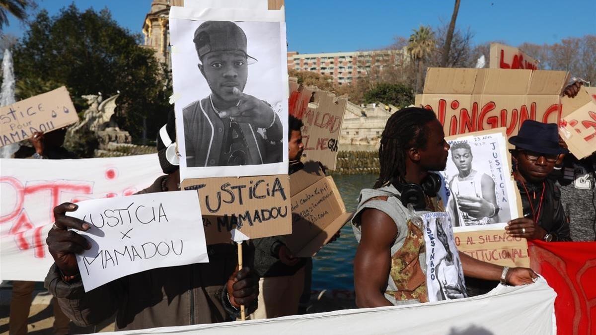 Concentración de la familia del joven de Mali fallecido tras una pelea en Barcelona.