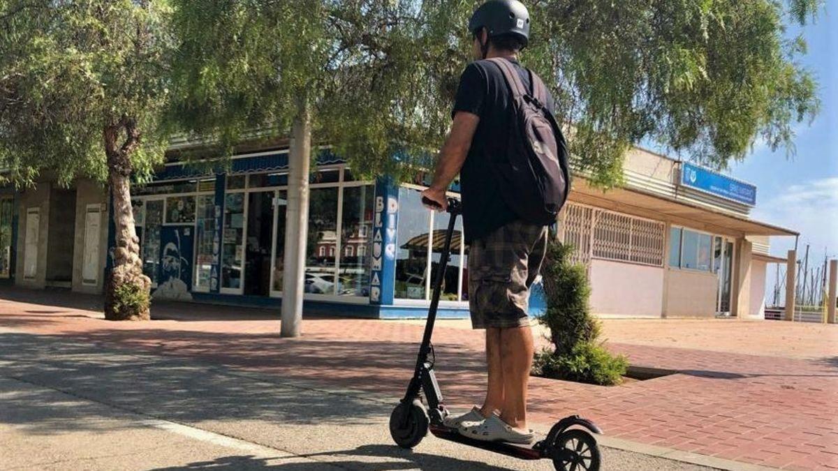 Una persona montando en un patinete eléctrico.