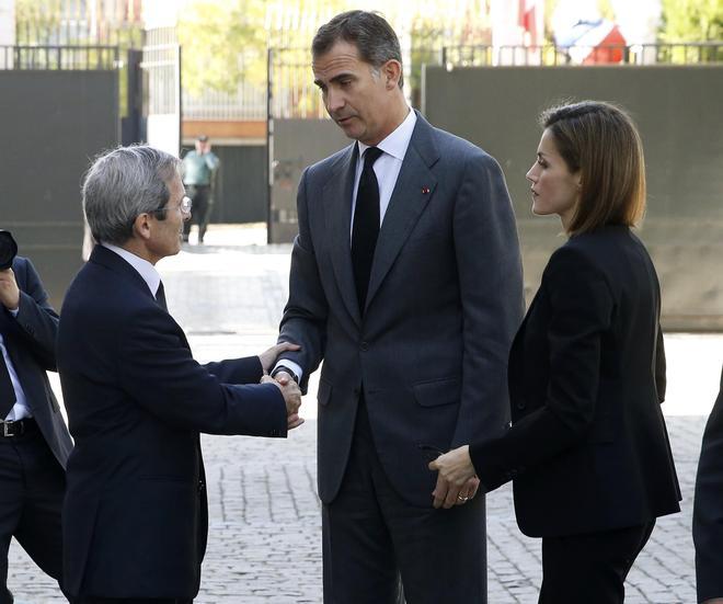 El embajador francés en Madrid recibe a don Felipe y doña Letizia