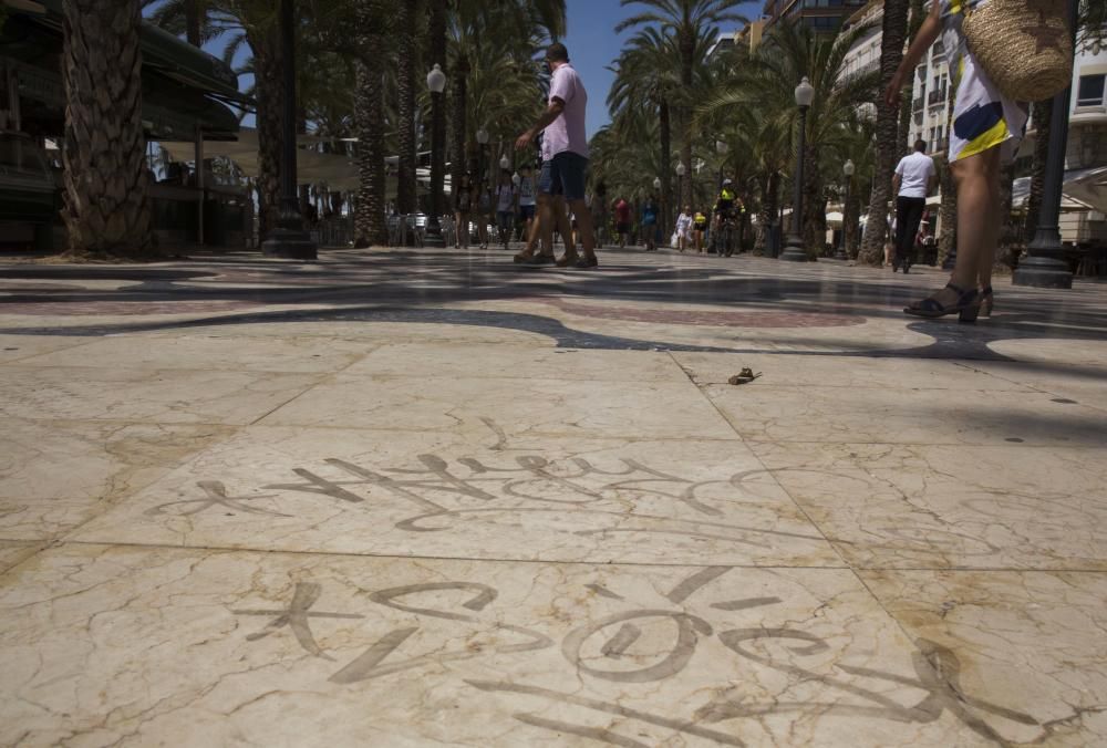 Teselas fuera de su sitio, suciedad, agujeros y grietas en el paseo de la Explanada