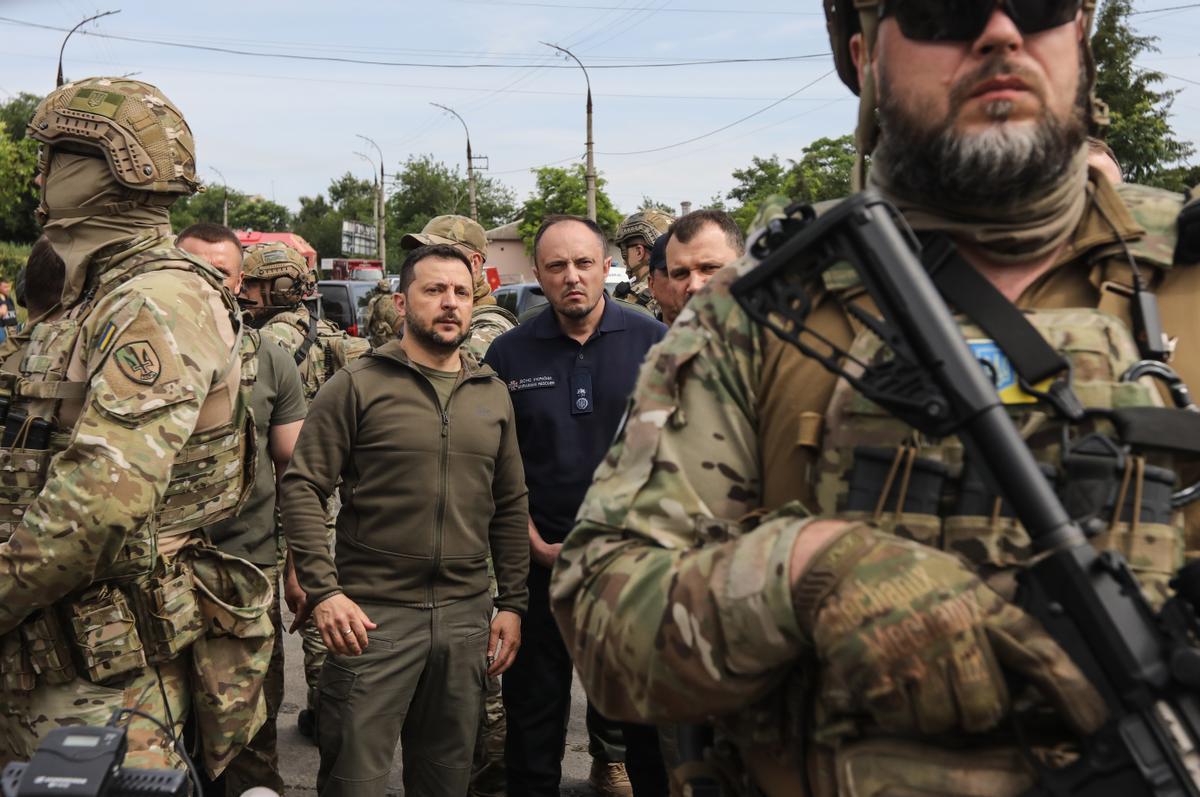 Zelenski visita Jersón tras la voladura de la presa