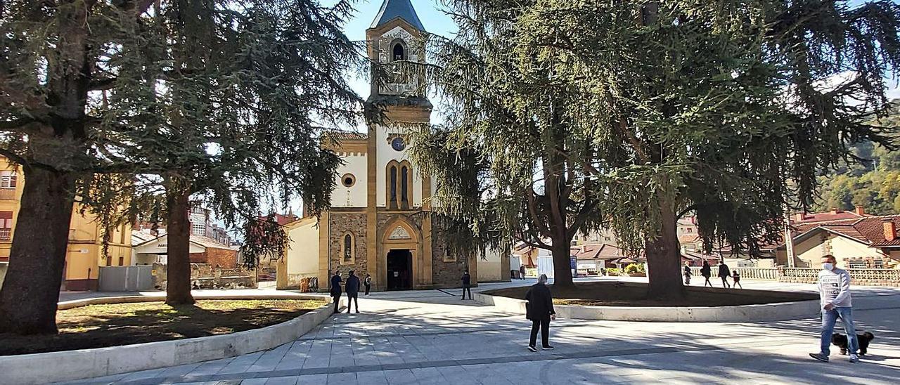 Nuevo aspecto, tras las obras, de la plaza de la iglesia en Pola de Laviana. | E. P.