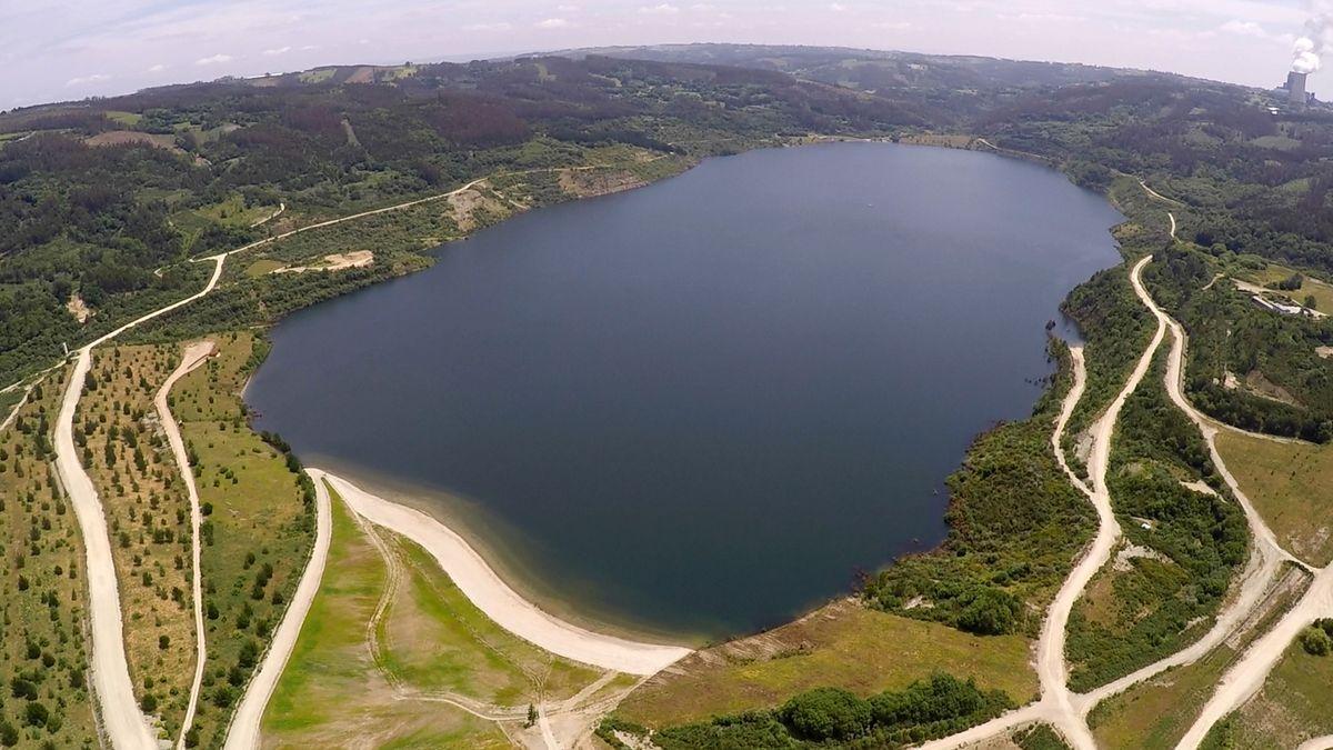 Vista del lago Encrobas en Meirama.