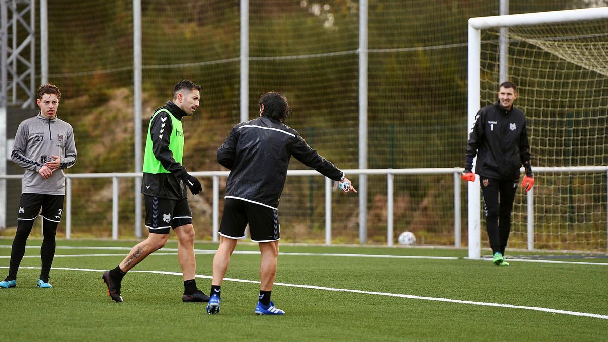 Luisito dando indicaciones a Charles en uno de los entrenamientos del equipo en el campo de Xeve. |  // GUSTAVO SANTOS