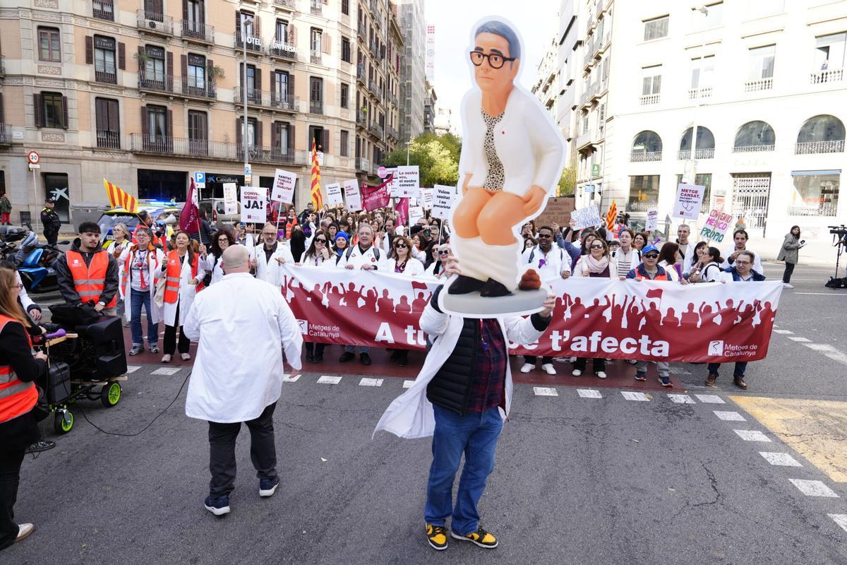 Médicos de la sanidad pública catalana participan en la manifestación convocada por el sindicato Metges de Catalunya, durante la primera jornada de huelga estatal para reclamar un estatuto propio