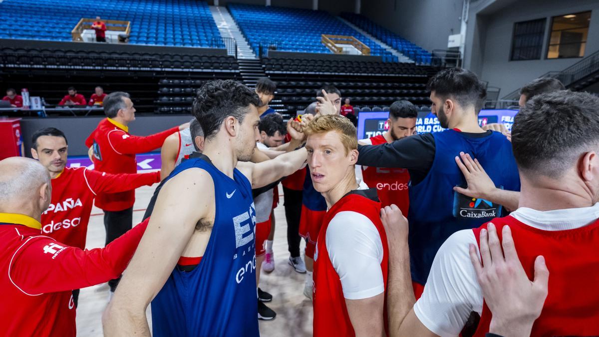 Alex Reyes (izquierda), en Islandia con la selección española.