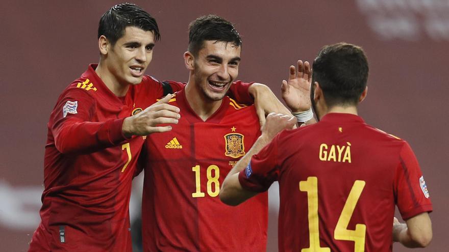 Los jugadores de la selección española celebran un gol.