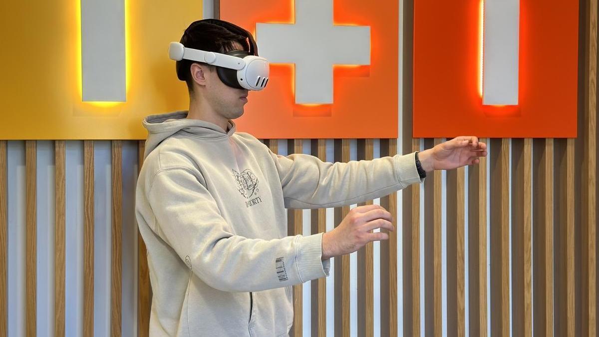 Un paciente con unas gafas de realidad virtual.