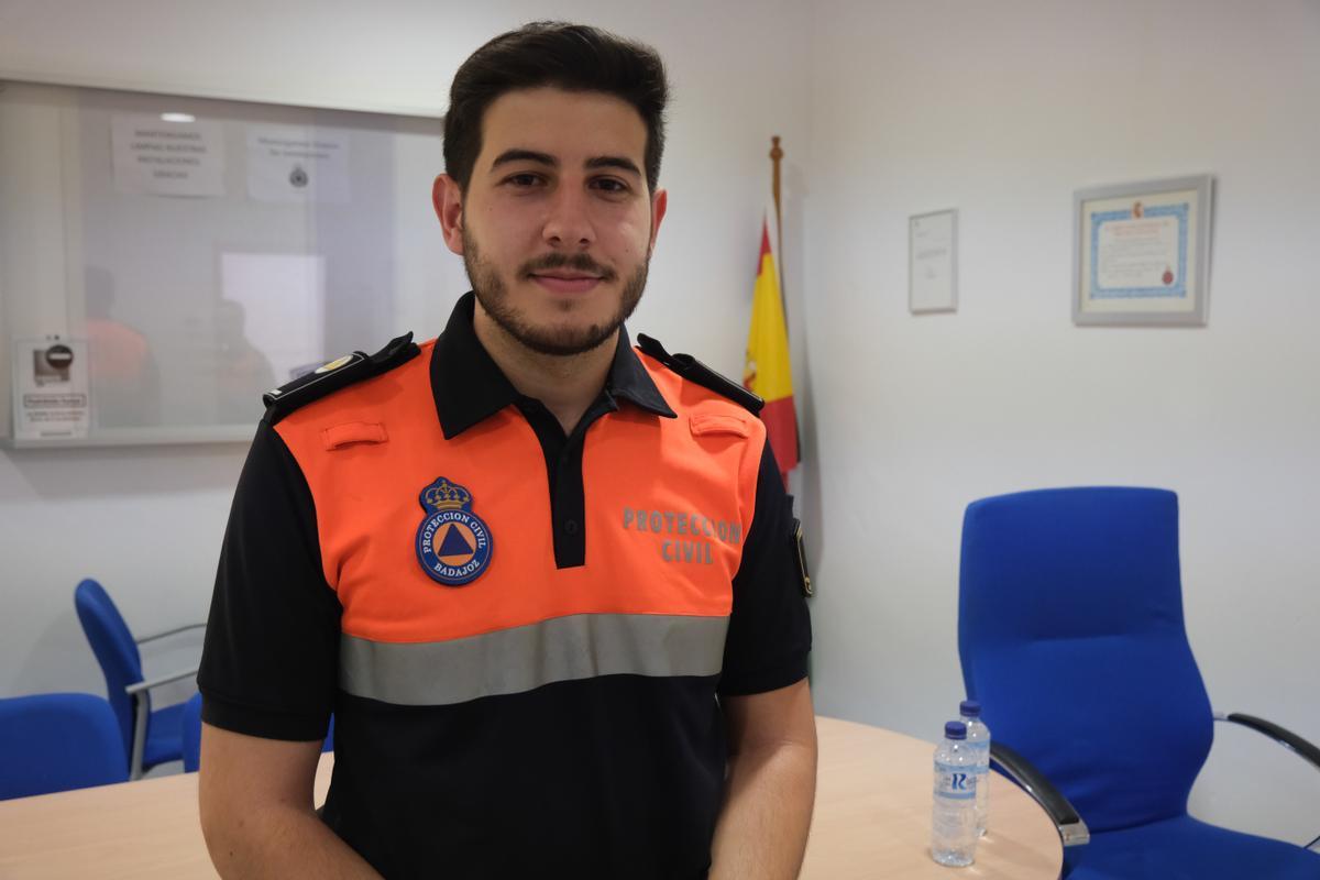 Javier Rodríguez, voluntario de Protección Civil en Badajoz.