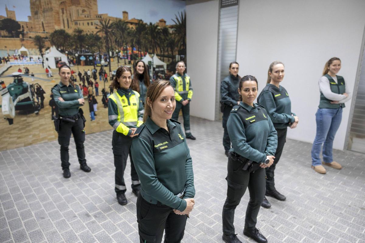 Las nueve mujeres de la Guardia Civil, en la Comandancia de Palma.