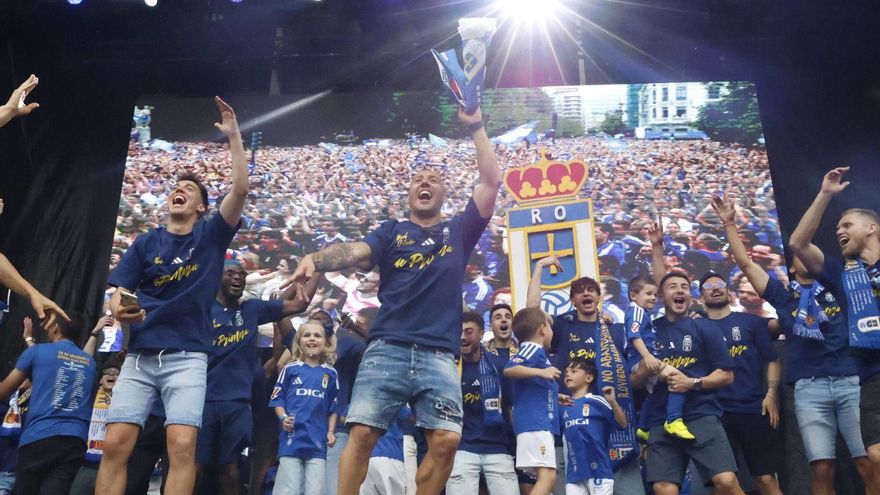 Los jugadores azules, celebrando el ascenso en la plaza de la Escandalera de Oviedo, el pasado mes de junio. | MIKI LÓPEZ