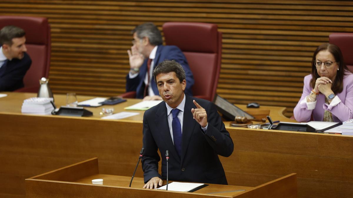 El nuevo presidente de la Generalitat, Carlos Mazón, durante su discurso en las Cortes