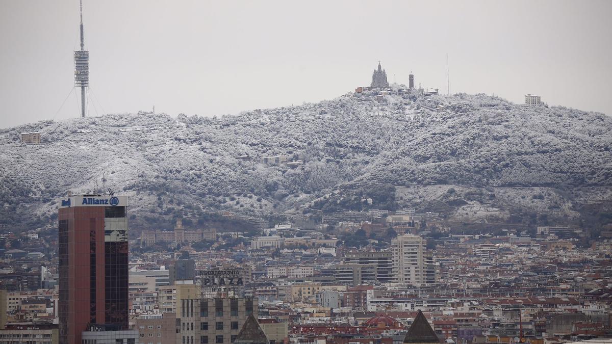 El Tibidabo, nevado, visto desde Barcelona.