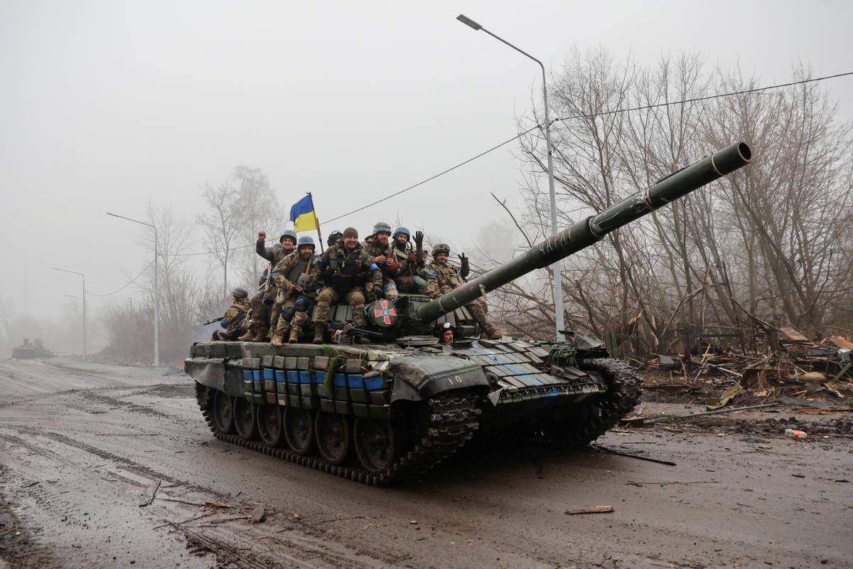 Militares ucranianos sobre un tanque en la región de Chernihiv