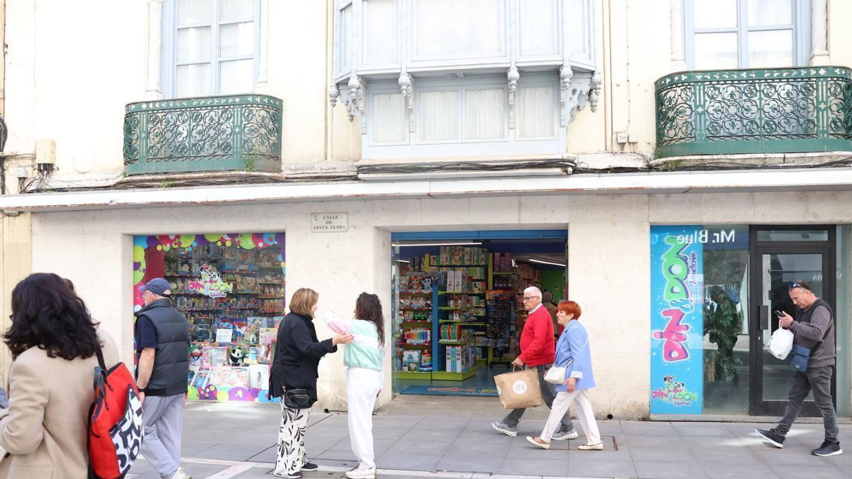 Fotos gente mirando escaparates o entrando en comercios locales. San Torcuato y Santa Clara