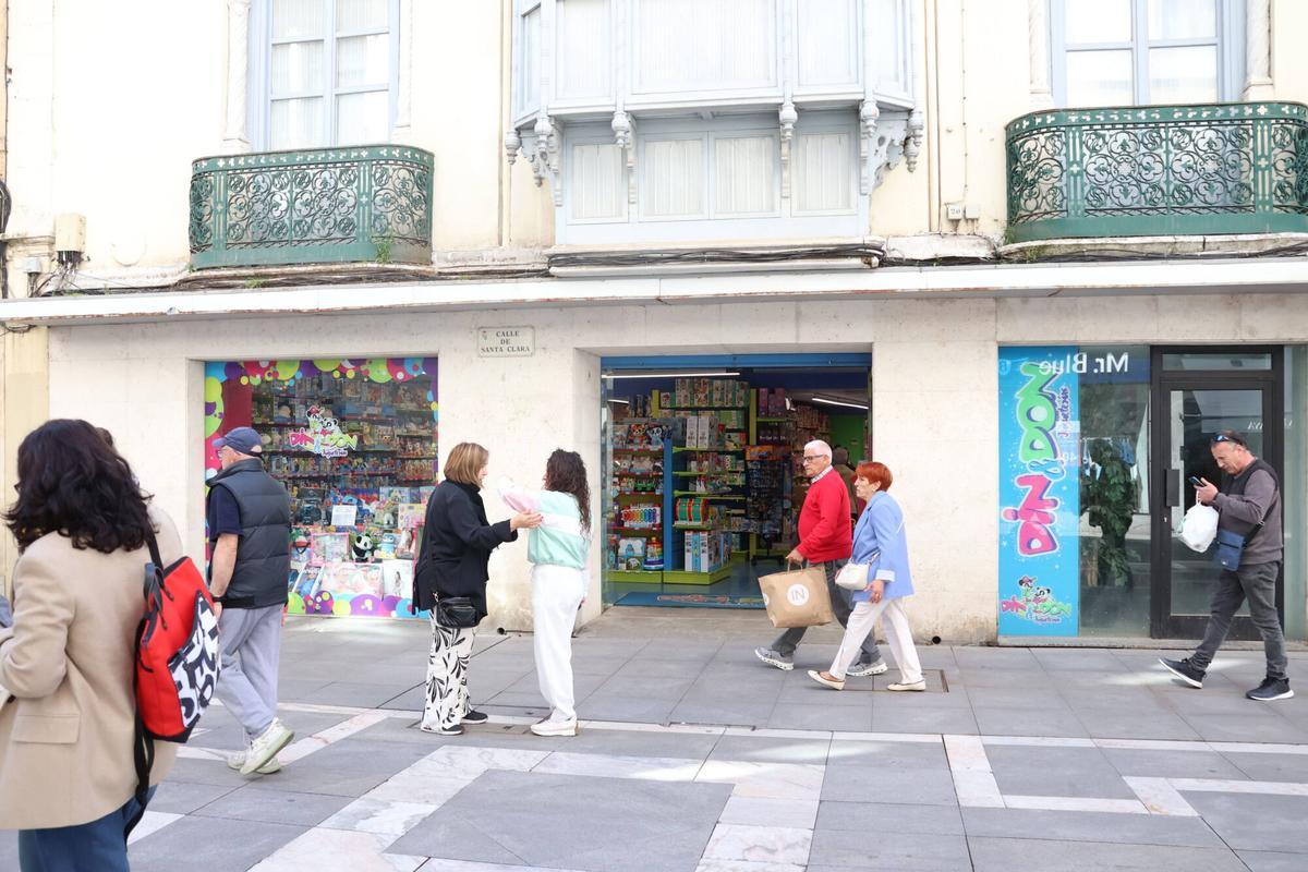 Fotos gente mirando escaparates o entrando en comercios locales. San Torcuato y Santa Clara