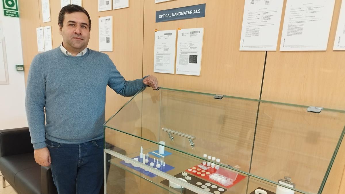 Adolfo Fernández Valdés, director del CINN, junto a una vitrina con muestras de algunos de los materiales creados en el centro. | D. O.