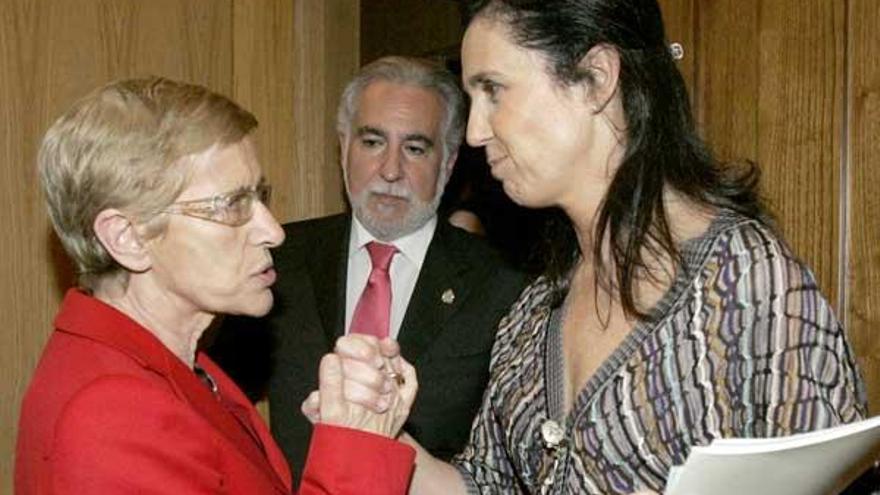 Dolores Villarino estrecha la mano de su sucesora, Pilar Rojo.