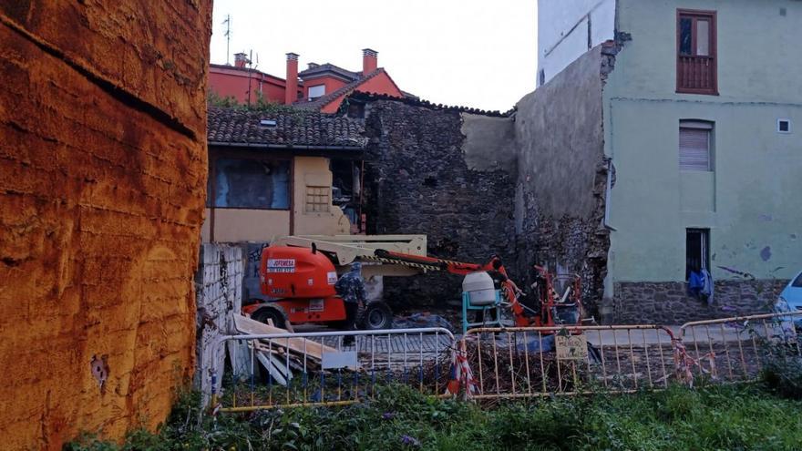 La dejadez de los dueños obliga a Mieres a aumentar los derribos de casas en La Villa