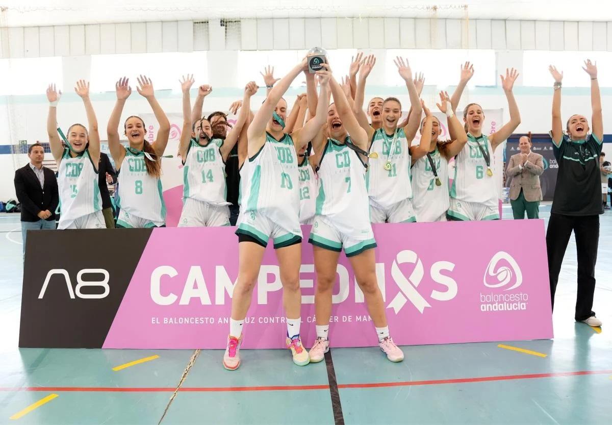 La selección cordobesa cadete femenina celebra el triunfo en el campeonato andaluz.