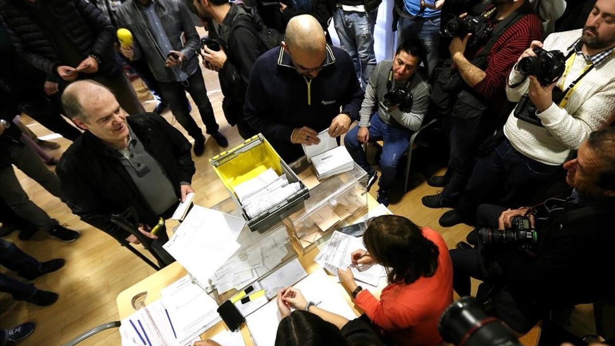 Un cartero entrega el voto por correo en un colegio electoral, el pasado 20 de diciembre.