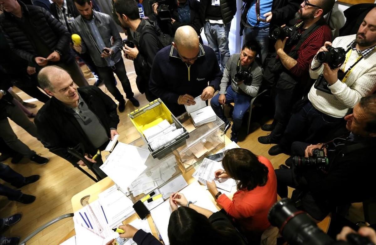 Un cartero entrega el voto por correo en un colegio electoral, el 20-D.
