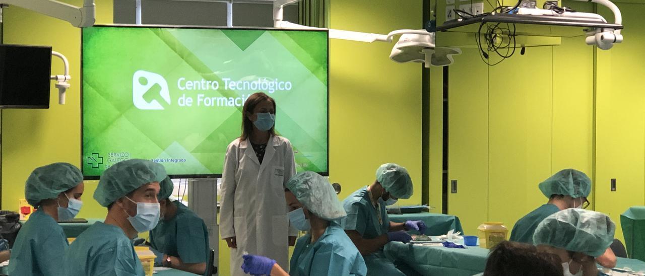 La doctora Rosario López Rico, junto a un grupo de médicos residentes, durante un taller formativo en el Centro Tecnolóxico de Formación (CTF) del Chuac, en noviembre de 2020