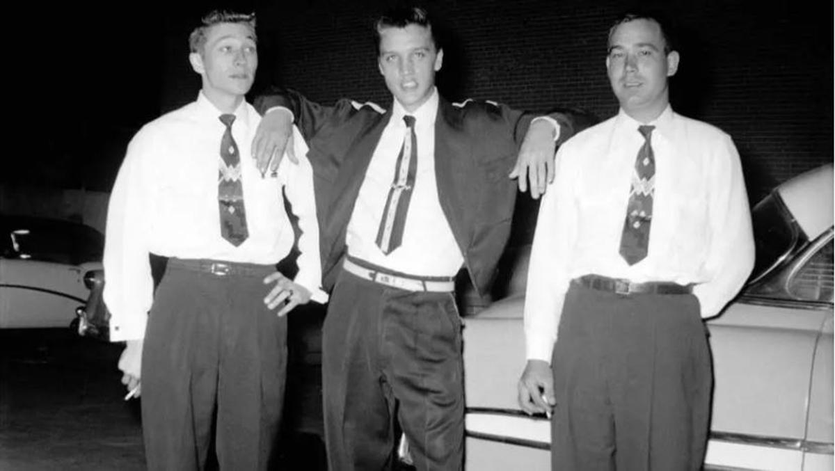 Scotty Moore, Elvis Presley y Bill Back, en el exterior del Katz Drugstore, en Memphis, el 9 de septiembre de 1954