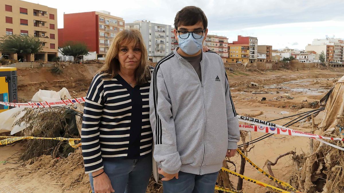 Vídeo: Así define Pilar la situación tras la DANA en Paiporta junto a su hijo Kevin, que es autista