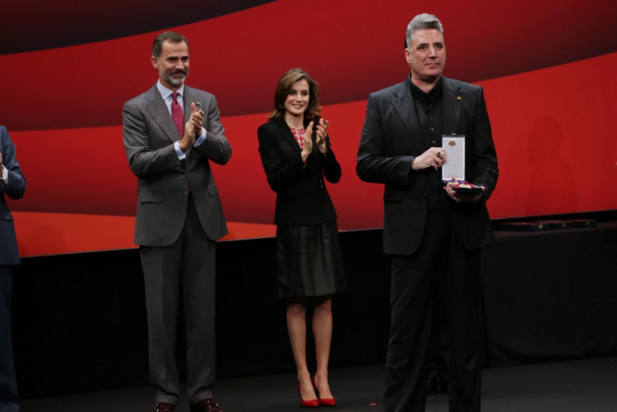 Loquillo recibiendo la medalla de oro del Mérito en las Bellas Artes de mano de los reyes en 2016.