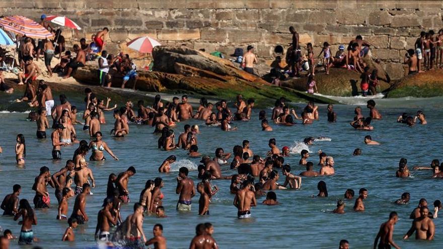 Las playas de Río de Janeiro han recibido a miles de bañistas.