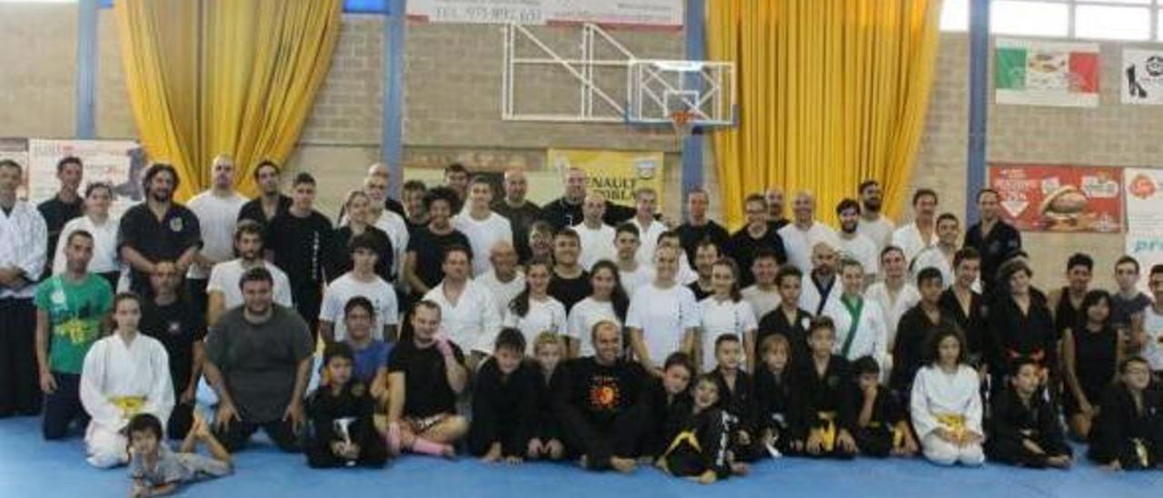 Foto de familia de los participantes en la exhibición de artes marciales y boxeo.