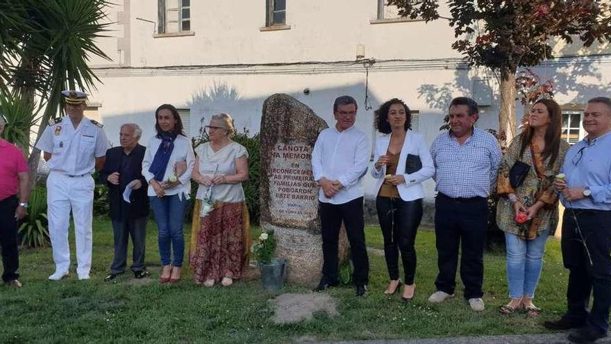 Autoridades y vecinos en la ofrenda floral ante el monolito &quot;A Cañota na Memoria&quot;. // Santos Álvarez