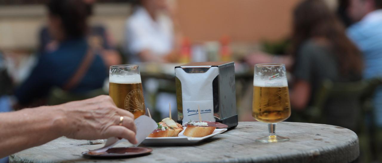 Consumiciones en una terraza hostelera de Gijon.