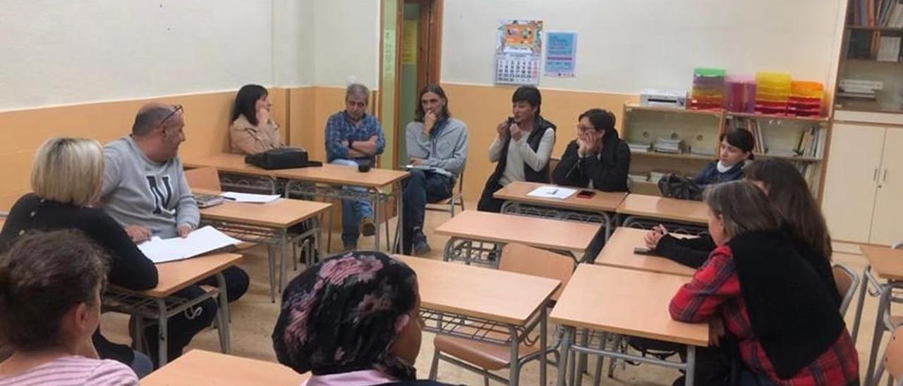 La concejala de Educación, Carmen García, en una de las diferentes reuniones mantenidas con la AMPA y la dirección del centro.