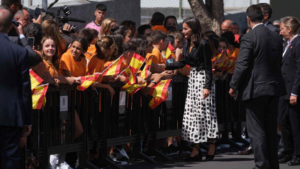 La reina Letizia saluda a los escolares congregados en el exterior de su centro escolar. | | E.D.